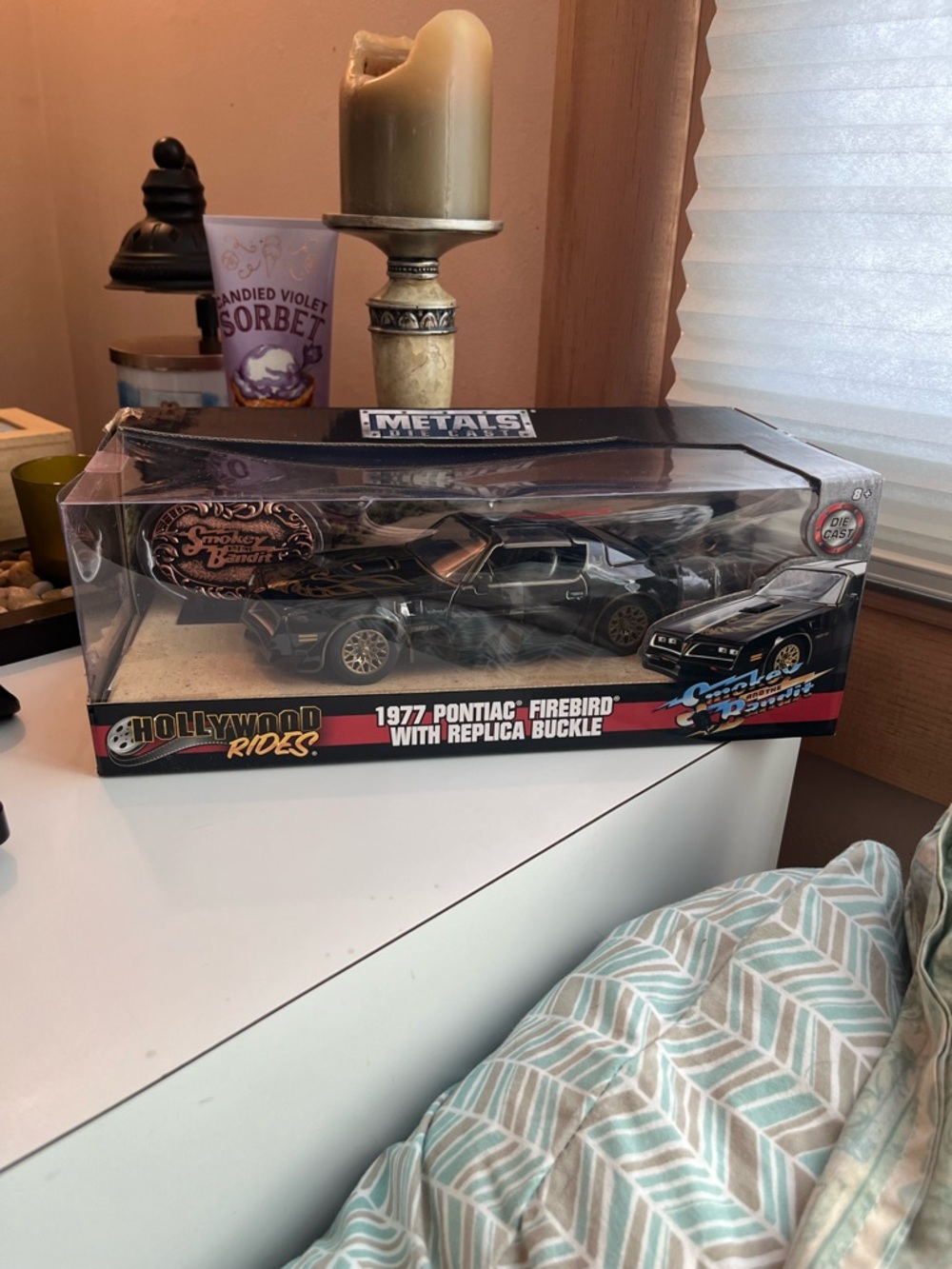 Jada Toys 1977 Pontiac Firebird car with Smokey and the Bandit replica buckle